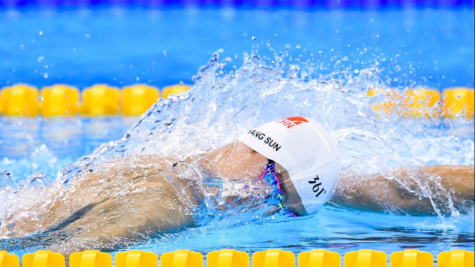 NBA常规赛湖人主场险胜篮网 詹姆斯关键三分扭转局势，湖人进常规赛